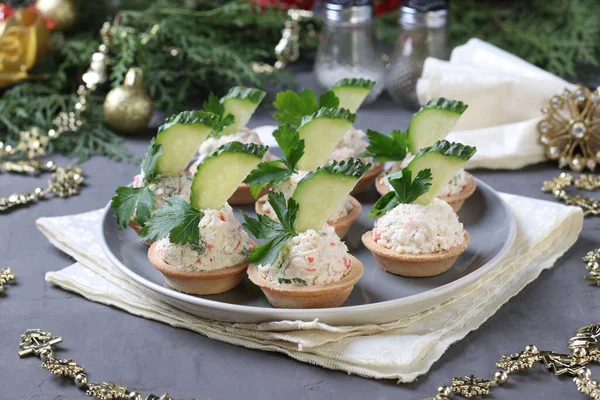 Tartlets Met Krabstokjes Roomkaas Komkommer Een Bord Grijze Achtergrond Feestelijke — Stockfoto