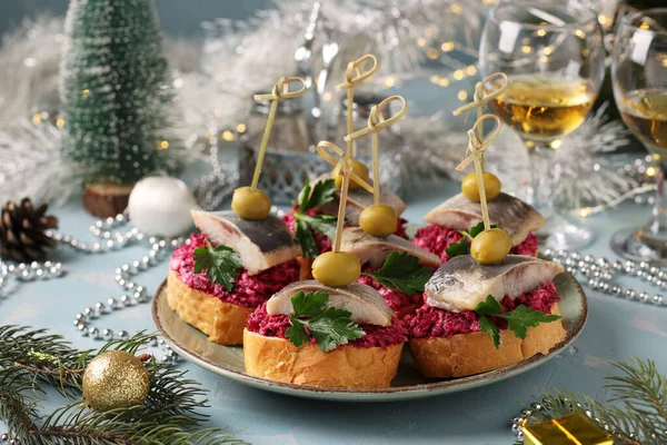 Canapes Salted Herring Olives Beets White Bread Croutons Plate Light — Stock Photo, Image