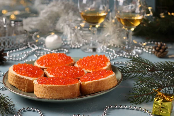 Sandvișuri Caviar Roșu Crutoane Pâine Albă Farfurie Fundal Albastru Deschis — Fotografie, imagine de stoc