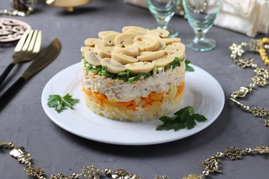 Tavuklu puf salatası, mantar turşusu, tabakta patates ve havuç. Yakın çekim.