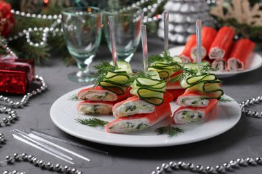 Yeni yıl kompozisyonunda peynirli ve salatalıklı yengeç çubuğu kanepeleri. Lezzetli atıştırmalıklar.