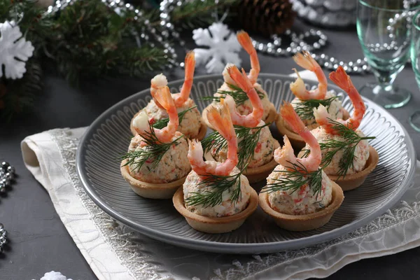 Tartlets Met Krab Stokken Kaas Garnalen Nieuwjaarssamenstelling Heerlijke Feestelijke Snack — Stockfoto