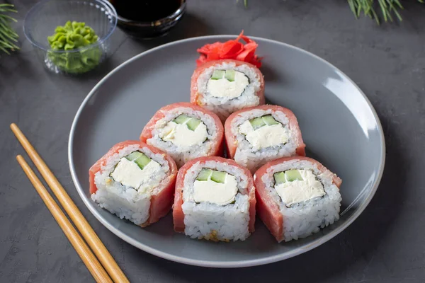 Jadalne Choinki Wykonane Sushi Tuńczyka Filadelfijskim Serem Szarym Talerzu Zamknij — Zdjęcie stockowe