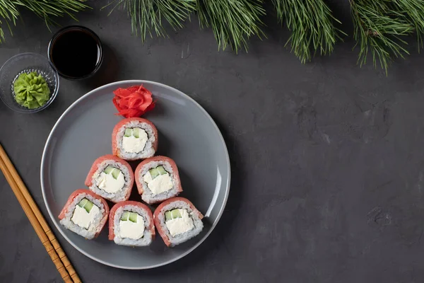 Jadalne choinki wykonane z sushi z tuńczyka z filadelfijskim serem na szarym talerzu. Przyjęcie noworoczne. Miejsce na tekst. Widok z góry — Zdjęcie stockowe