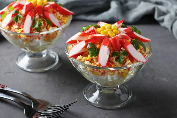 Duas Porções Salada Com Palitos Caranguejo Ovos Milho Tigelas Vidro — Fotografia de Stock