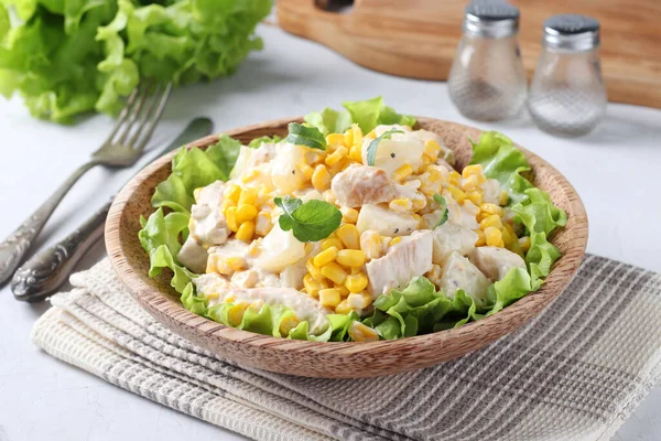 Salat Med Ananas Bagt Kylling Majs Tallerken Kokos Nærbillede - Stock-foto