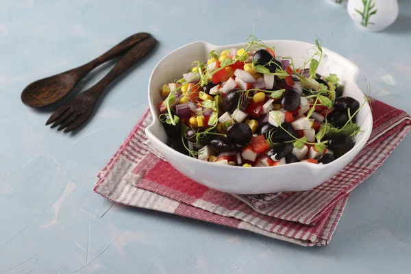 Салат Черной Фасолью Кукурузой Крабовыми Палочками Горохом Белой Миске Светло — стоковое фото