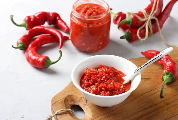 Geleneksel sos eklentisi acı biberli, Harissa 'yı kaseye tahta tahtaya yapıştır..