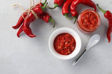 Geleneksel acı biberli sos eklentisi, hafif arka planda harissa ezmesi. Üst görünüm