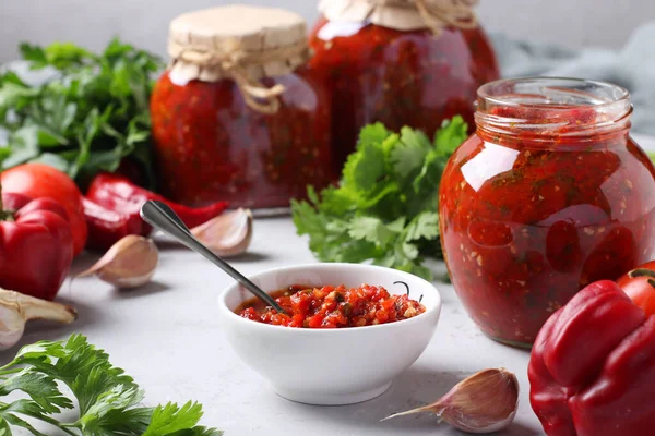 Adjika Armenio Del Pimiento Rojo Los Tomates Ajo Cilantro Perejil —  Fotos de Stock