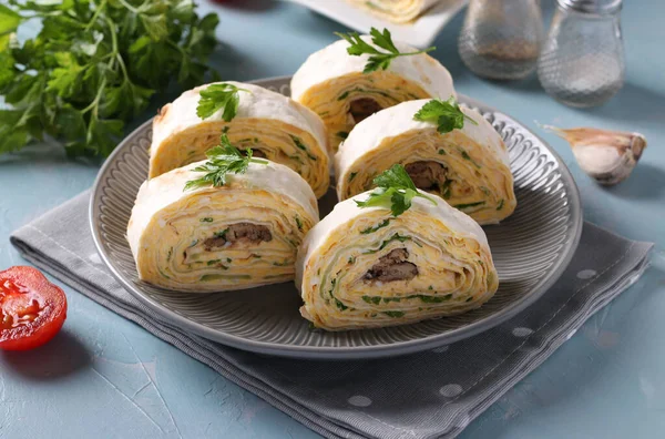 Lavash Roll Șobolani Brânză Cremă Castraveți Ouă Placă Gri Fundal — Fotografie, imagine de stoc