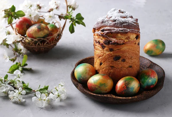 Easter cake Craffin and marble colorful eggs on gray background. Concept of the spring orthodox church holiday. — Stock Photo, Image