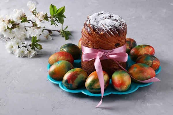Пасхальный торт Craffin и мрамор красочные яйца на сером фоне. Концепция весеннего православного церковного праздника. Горизонтальный формат — стоковое фото