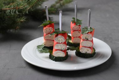 Yengeç kanapeleri peynirli, sarımsaklı ve salatalıklı gri arka planda. Atıştırmalık.