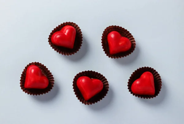 Chocolates Forma Corazón Sobre Fondo Azul Claro Vista Desde Arriba — Foto de Stock