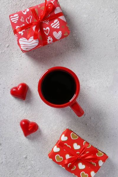 Ceașcă Cafea Cadouri Bomboane Sub Formă Inimi Fundal Gri Conceptul — Fotografie, imagine de stoc