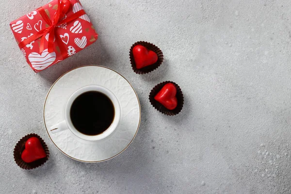 一杯咖啡 心形糖果和灰色背景带礼品盒 情人节的概念 从上面看案文中的位置 — 图库照片