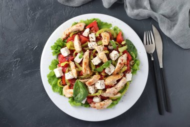 Bulgur salatası, fırında tavuk, dolmalık biber, fesleğen ve beyaz tabakta beyaz arka plan. Yukarıdan görüntüle