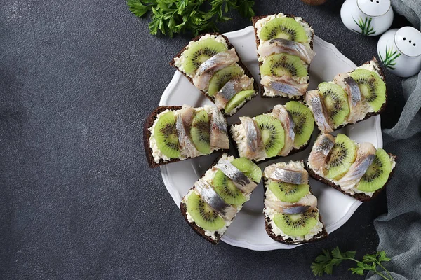 Sandvișuri Casă Kiwi Hering Brânză Cremă Usturoi Fundal Gri Închis — Fotografie, imagine de stoc