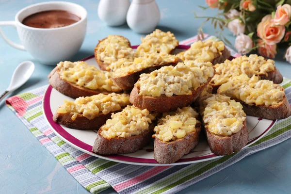 Toasts Faits Maison Four Avec Poulet Fromage Ananas Ail Sur — Photo