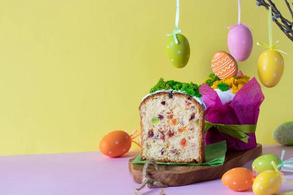 Osterkuchen Zuschnitt Auf Gelbem Und Rosa Hintergrund Mit Bunten Eiern — Stockfoto