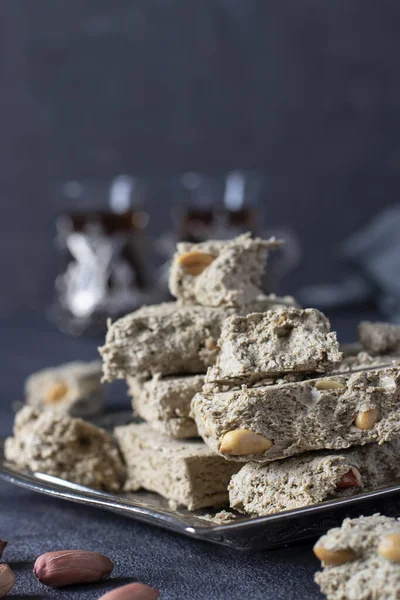 Söt Solros Halva Med Jordnöt Metallbricka Mörkgrå Bakgrund Vertikalt Format — Stockfoto