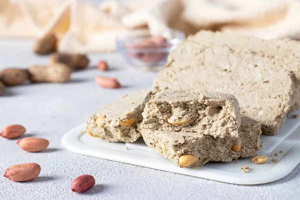 Söt Solros Halva Med Jordnöt Vit Tavla Ljusgrå Bakgrund Närbild — Stockfoto