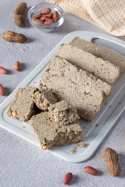 Söt Solros Halva Med Jordnöt Vit Tavla Ljusgrå Bakgrund Närbild — Stockfoto