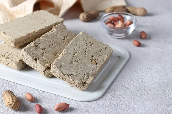 Söt Solros Halva Med Jordnöt Vit Tavla Ljusgrå Bakgrund Kopiera — Stockfoto