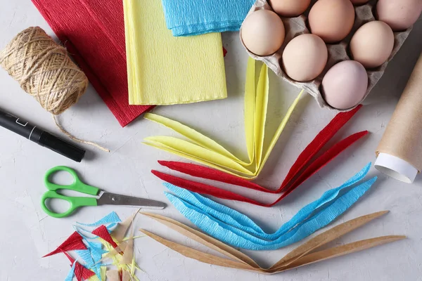 Decorăm ouă pentru Paști folosind hârtie colorată și pergament sub formă de iepuri. Tăiați benzi de hârtie colorată în jurul marginilor pentru a face urechi de iepure. Pasul 3 . — Fotografie, imagine de stoc