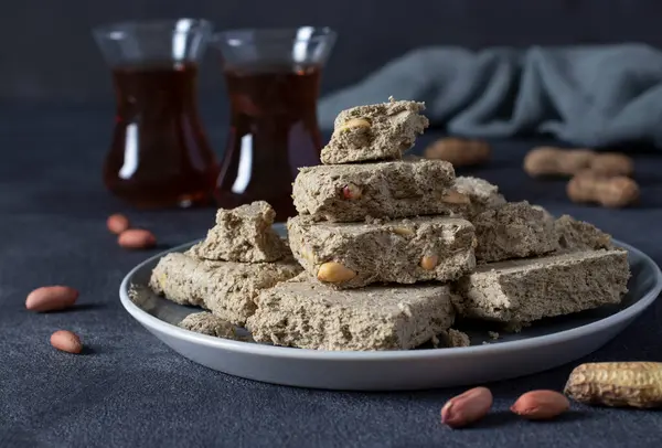 Te ceremoni med halva på mörkgrå bakgrund. — Stockfoto