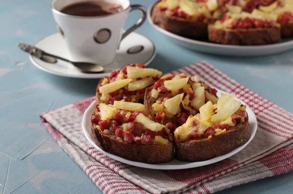 Pieczone Domowe Gorące Kanapki Kiełbasą Serem Ananasem Pyszne Śniadanie Lub — Zdjęcie stockowe
