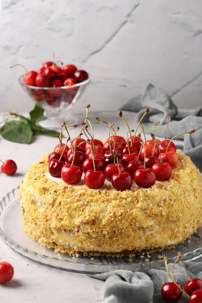 Домашний праздничный торт со сладкой вишней на сером фоне. Крупный план. Верх торта украшен свежими сладкими вишнями — стоковое фото