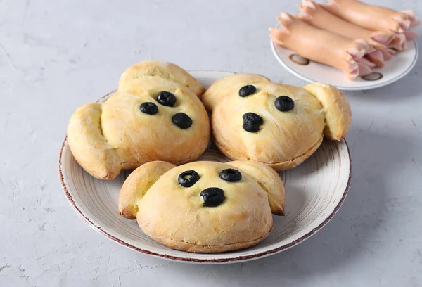 Trei sandvișuri în formă de câine cu un cârnat pe fundal gri deschis. Idee de gătit pentru copii. Close-up — Fotografie, imagine de stoc