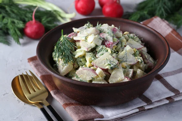 Salată cu ridichi, ceapă verde, ouă și mărar, condimentată cu smântână într-un castron întunecat pe un fundal gri. Alimente sănătoase — Fotografie, imagine de stoc
