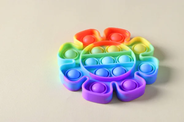 Nou popular silicon colorate antistres pop jucărie pentru copil pe fundal deschis. O groapă simplă. Copiați spațiul . — Fotografie, imagine de stoc