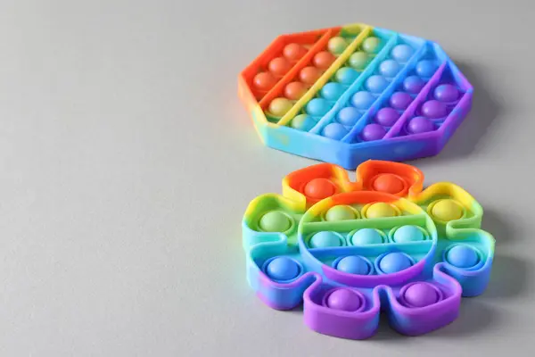 Nou popular silicon colorate antistres pop jucării pentru copil pe fundal deschis. O groapă simplă. Copiați spațiul — Fotografie, imagine de stoc