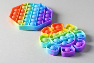 İki popüler silikon renkli anti-stres oyuncağı hafif arka plandaki çocuklar için..