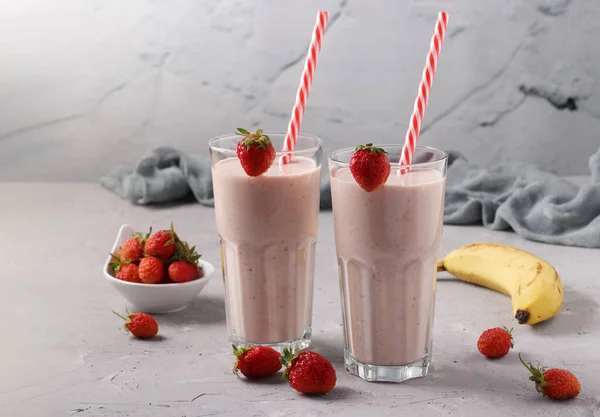 Hausgemachter Smoothie Mit Erdbeeren Und Banane Zwei Glas Mit Trinkhalm — Stockfoto