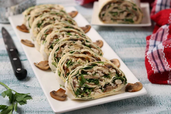 Lavash roll dengan champignons, ayam, keju dan peterseli. Hidangan pembuka yang meriah. Penutup — Stok Foto