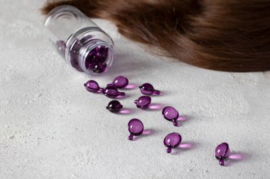 Gri Arkaplandaki Saç Vitamin Kapsülleri: Hasarlı, Renkli, Permalı ve Renkli Saç Yağlı Saç Tedavi ve Bakım Ürünleri