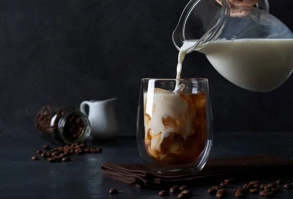 Milch Die Glas Gegossen Wird Eiskaffee Auf Dunkelgrauem Hintergrund — Stockfoto