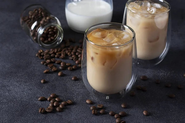 Zwei Gläser Kalten Kaffees Mit Milch Und Eiswürfeln Auf Dunklem — Stockfoto