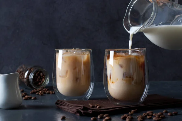 Zwei Gläser Kalten Kaffees Mit Eiswürfeln Die Auf Dunklem Hintergrund — Stockfoto