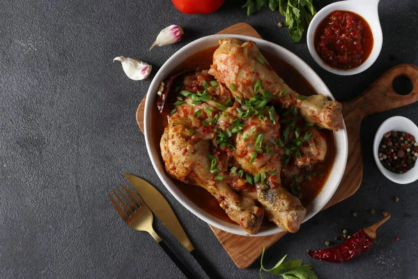 Prato Carne Georgiano Chashushuli Com Frango Tomate Tábua Madeira Mesa — Fotografia de Stock