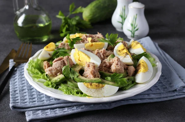 Salată Sănătoasă Avocado Ton Ouă Castraveți Farfurie Albă Fundal Gri — Fotografie, imagine de stoc