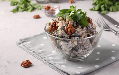 Gri arka planda şeffaf bir kasede patlıcanlı ve cevizli Gürcü salatası. Gürcistan mutfağının geleneksel aperatifi