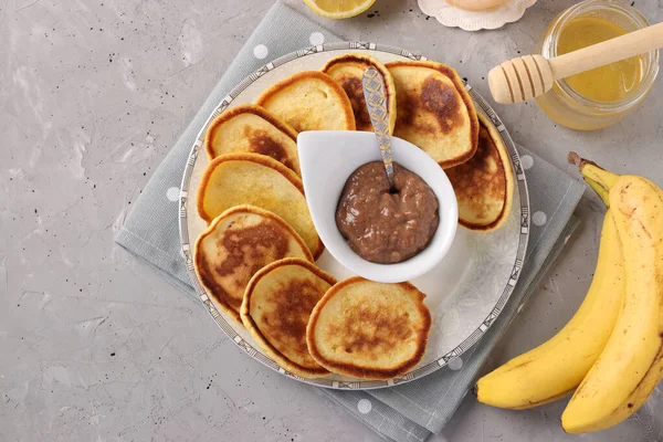Micul Dejun Casă Clătite Gem Ciocolată Miere Banane Șervețel Gri — Fotografie, imagine de stoc