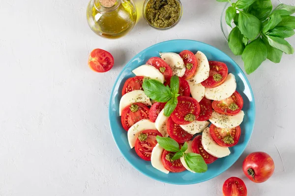 Salată Italiană Capreză Roșii Feliate Brânză Mozzarella Busuioc Ulei Măsline — Fotografie, imagine de stoc