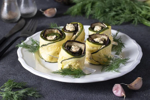 Zucchini Och Aubergine Rullar Med Vitlök Och Färskost Tallrik Mörkgrå — Stockfoto